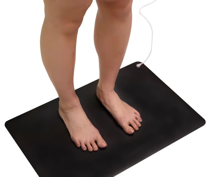 Grounding desk and floor mat in use